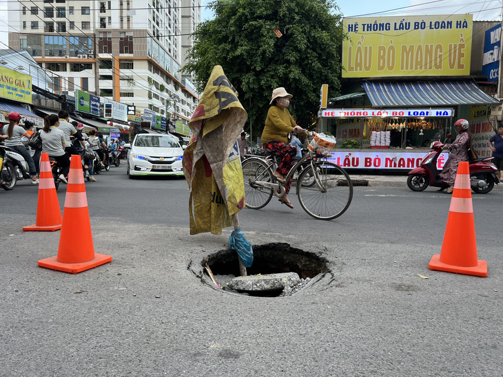 'Hố tử thần' xuất hiện giữa đường sau một ngày đêm vẫn chưa có đơn vị nào xử lý