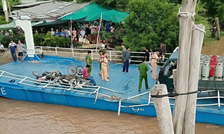 Tàu hàng đâm phà chở khách, nhiều người văng xuống sông: Phà không có máy trưởng