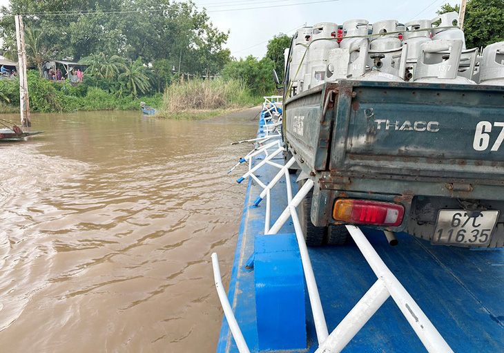 Tạm dừng bến phà nối Phú Tân và Chợ Mới chờ điều tra tai nạn