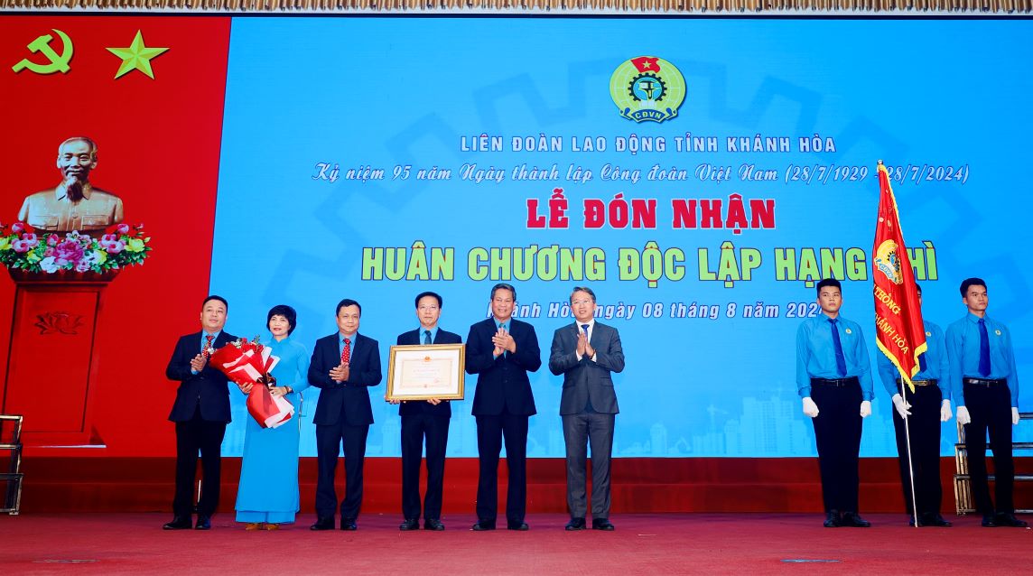 LĐLĐ tỉnh Khánh Hòa đón Huân chương Độc lập hạng Nhì