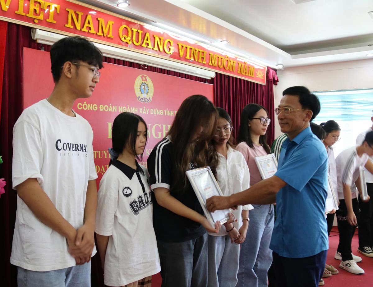 Trao quà cho con đoàn viên, người lao động vượt khó học giỏi