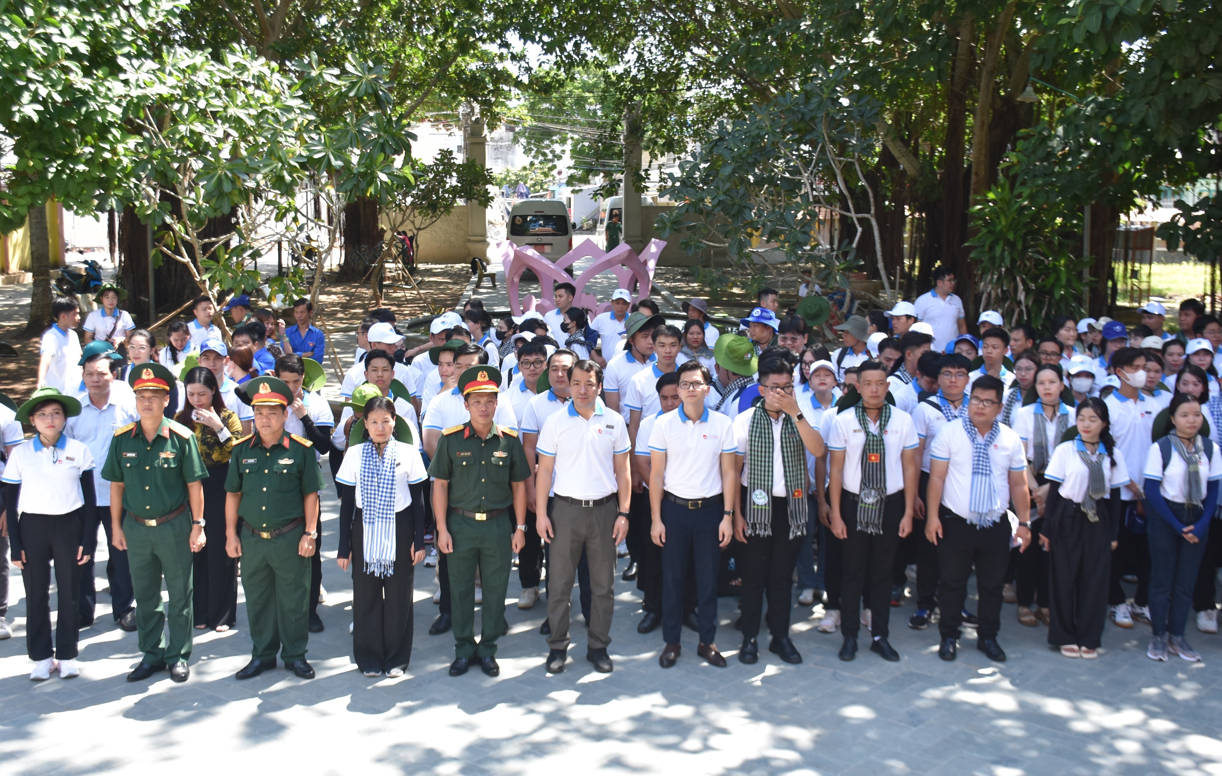 Bí thư T.Ư Đoàn Ngô Văn Cương thăm, tặng quà cán bộ, chiến sĩ tại xã đảo Thổ Châu