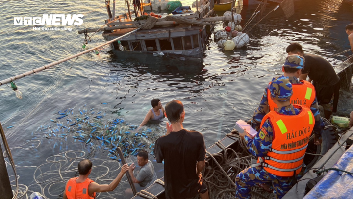 Tàu cá chìm trên vùng biển Thừa Thiên-Huế, 11 thuyền viên được cứu sống