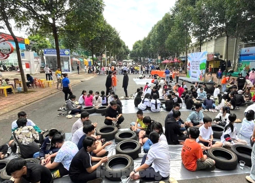 Học sinh hào hứng trang trí lốp xe, chống rác thải nhựa