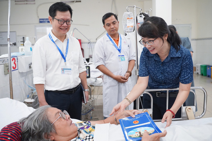 Lãnh đạo UBND TP.HCM, Ban Dân vận Thành ủy thăm, viếng nạn nhân vụ gãy nhánh cây công viên Tao Đàn