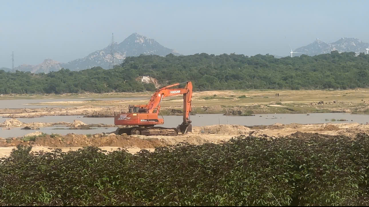 Ngang nhiên đưa cát nạo vét ra khỏi hồ Tà Ranh - Ninh Thuận