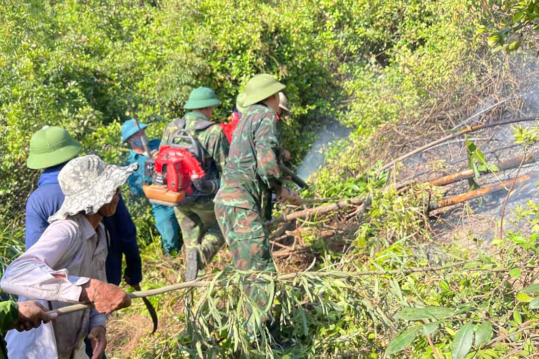 Huy động 300 người chữa cháy rừng tại Hà Tĩnh