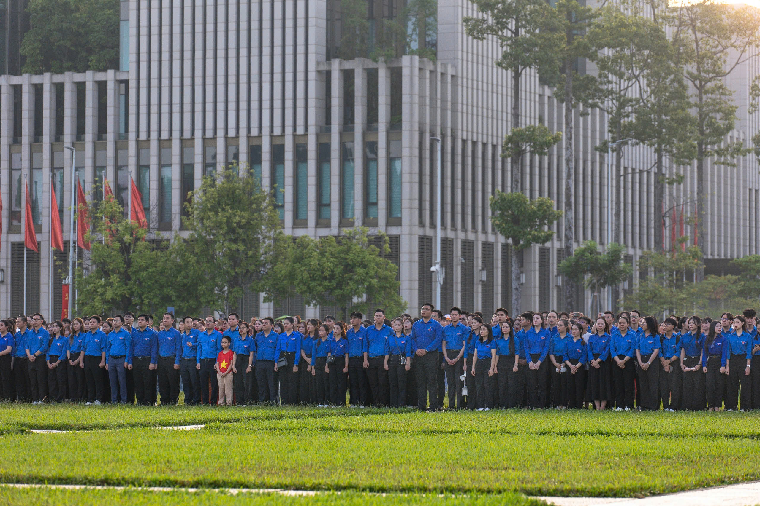 300 đoàn viên thanh niên, nghệ sĩ tề tựu tại Quảng trường Ba Đình chào cờ và hát Quốc ca