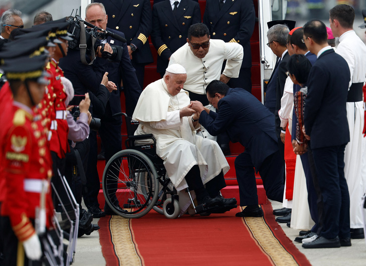 Giáo hoàng Francis đến Indonesia, bắt đầu chuyến công du dài ngày nhất