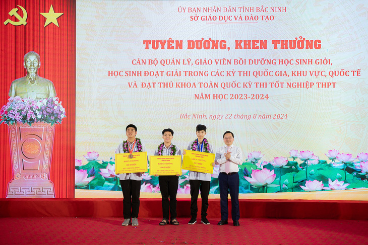 Bắc Ninh thưởng gần 5,2 tỉ đồng cho học sinh, giáo viên giỏi