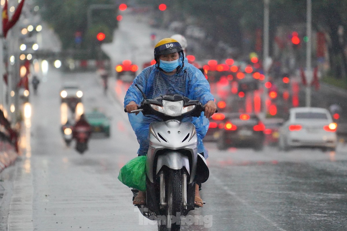 Hà Nội mưa từ đêm đến sáng, xe ùn tắc mọi ngả đường, người dân chật vật tìm đường tới công sở