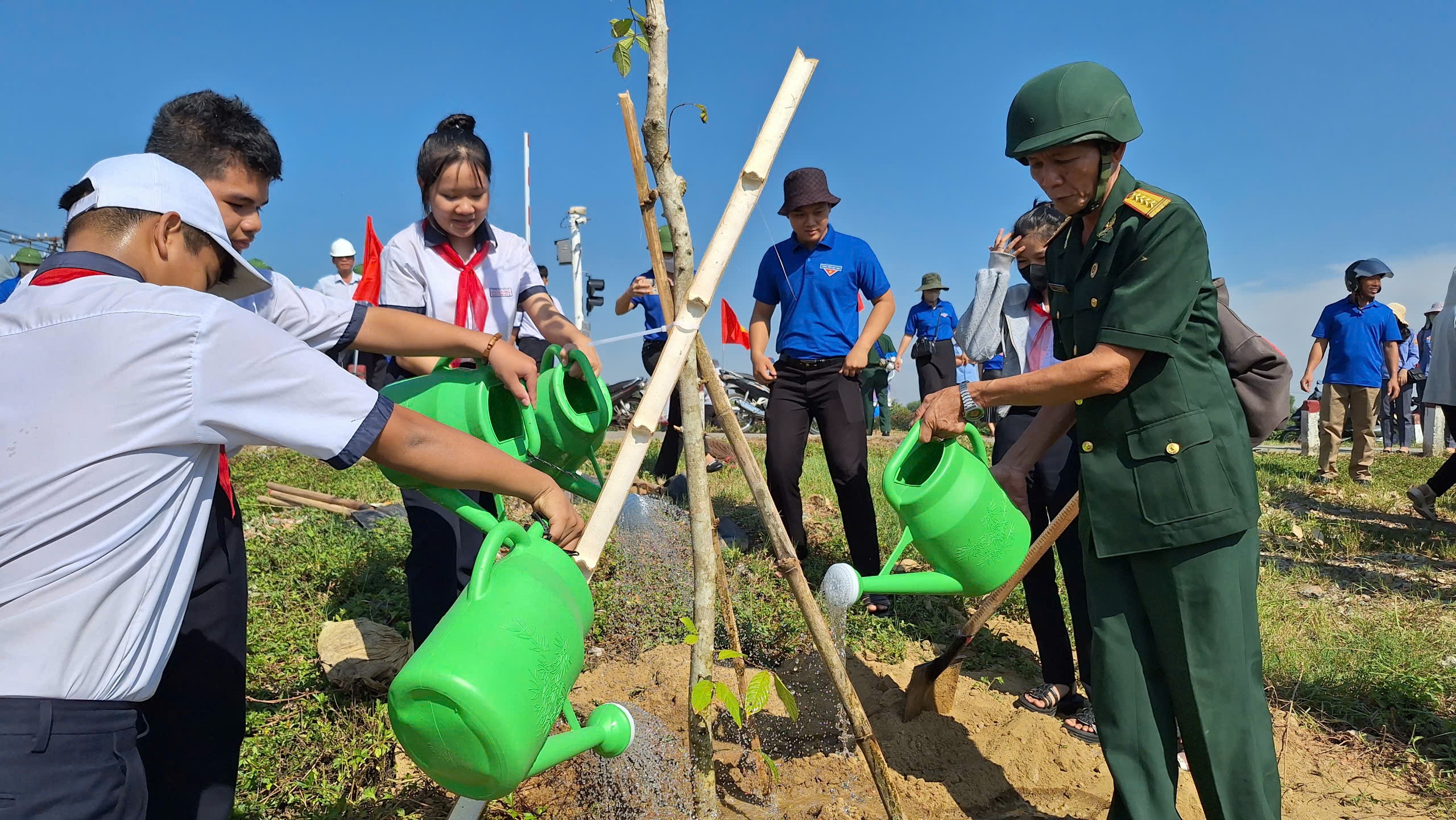 Hưởng ứng mô hình Đoạn đường sắt ông cháu cùng chăm