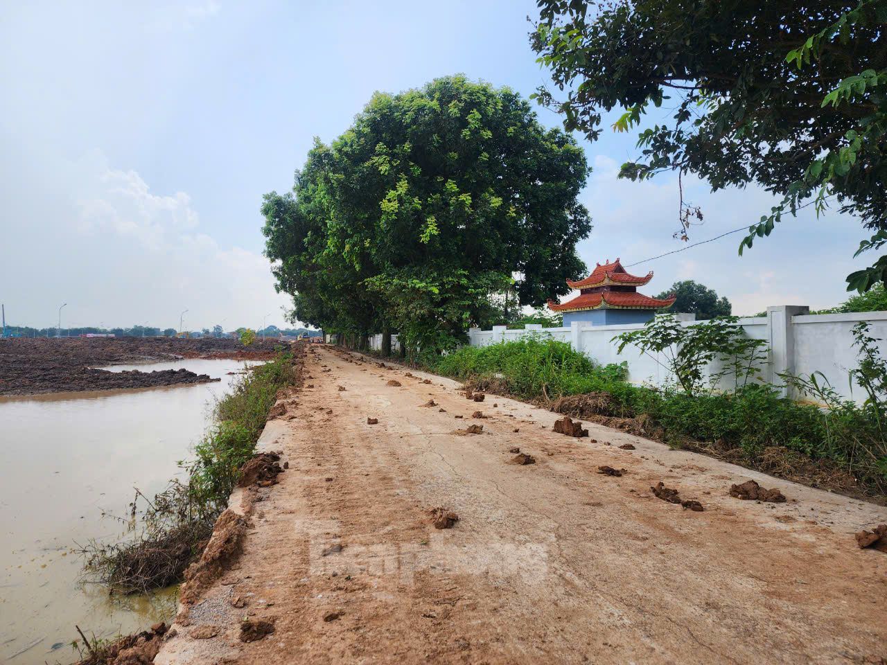 Chuyện lạ ở Hà Nội: Quây kín tuyến đường, khám người và phương tiện qua lại để... bảo vệ công trường