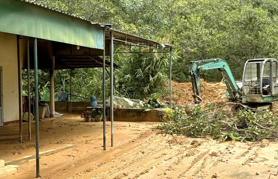 Một trường học ở Lâm Đồng có nguy cơ bị vùi lấp do đồi cao 70m sạt lở