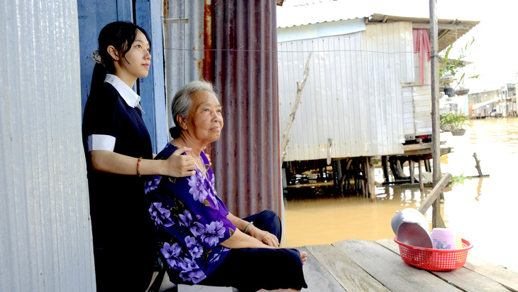 Học sinh giỏi tỉnh sống với bà trong 'xóm rất nghèo', ngày làm thêm 2 ca kiếm tiền vào đại học