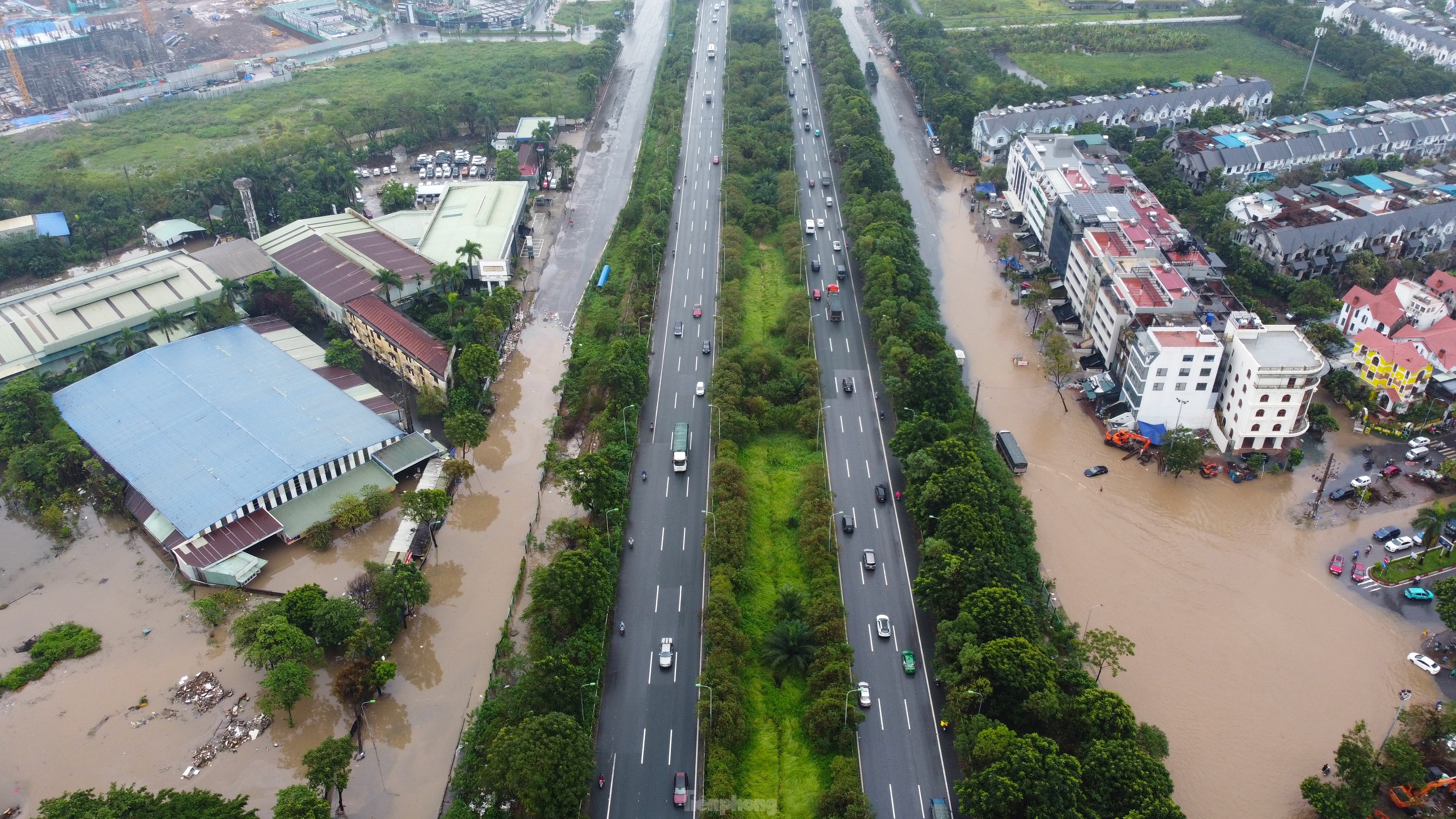 Đường gom đại lộ Thăng Long ngập đến bụng, nhiều dịch vụ 'cứu ngập' hoạt động hết công suất