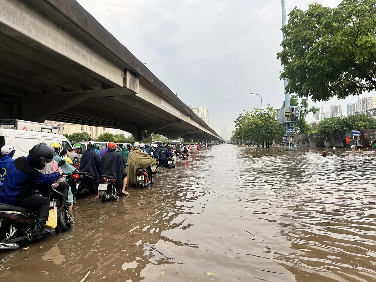 Hà Nội ngập nặng, tắc đường sau mưa lớn