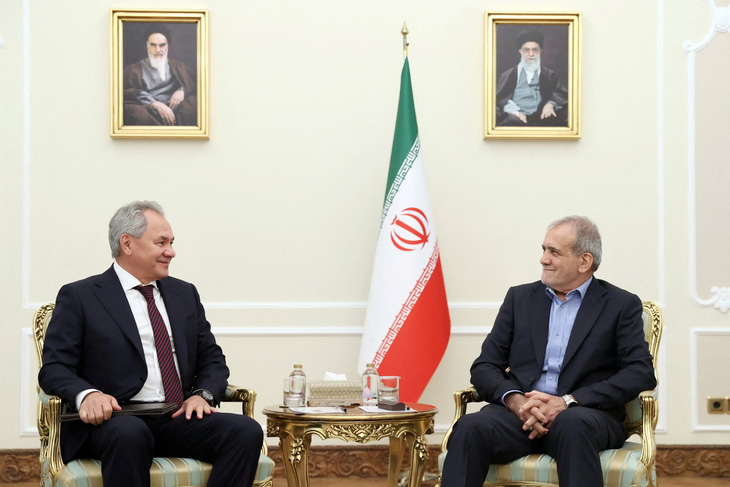 Quan chức an ninh hàng đầu Nga Sergei Shoigu bất ngờ tới Iran