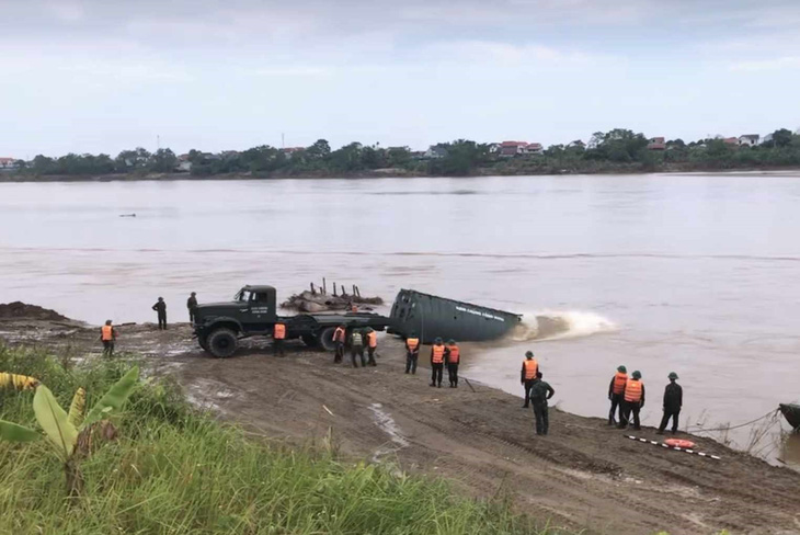 Vụ sập cầu Phong Châu: Hạ thủy một số phao để đánh giá trước khi lắp cầu phao