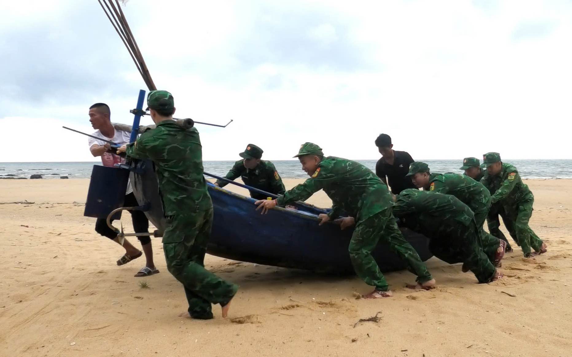 Bộ đội Biên phòng hỗ trợ người dân ứng phó áp thấp nhiệt đới