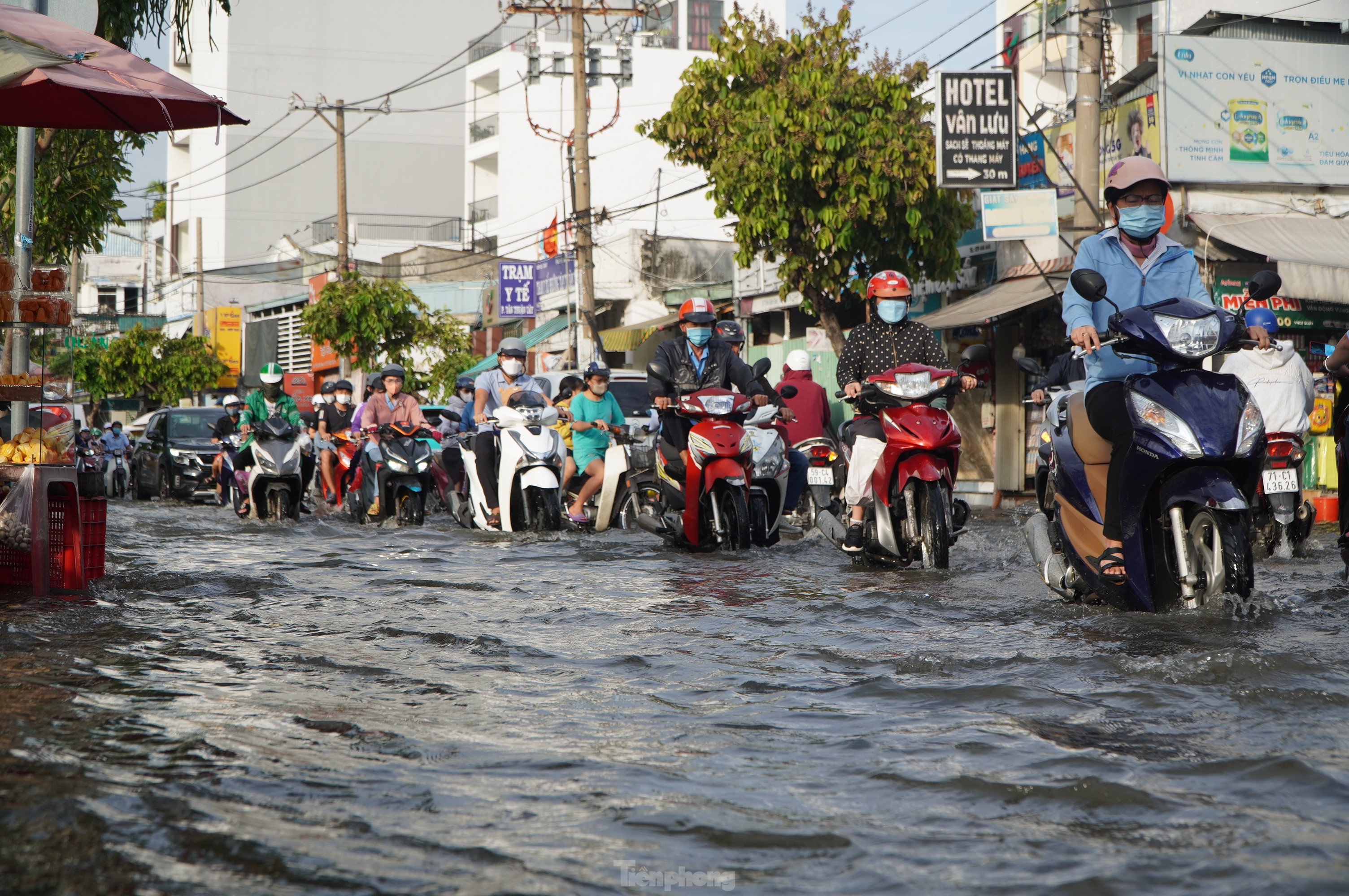 Triều cường dâng cao, đường phố ngập sâu, người dân TPHCM chật vật về nhà