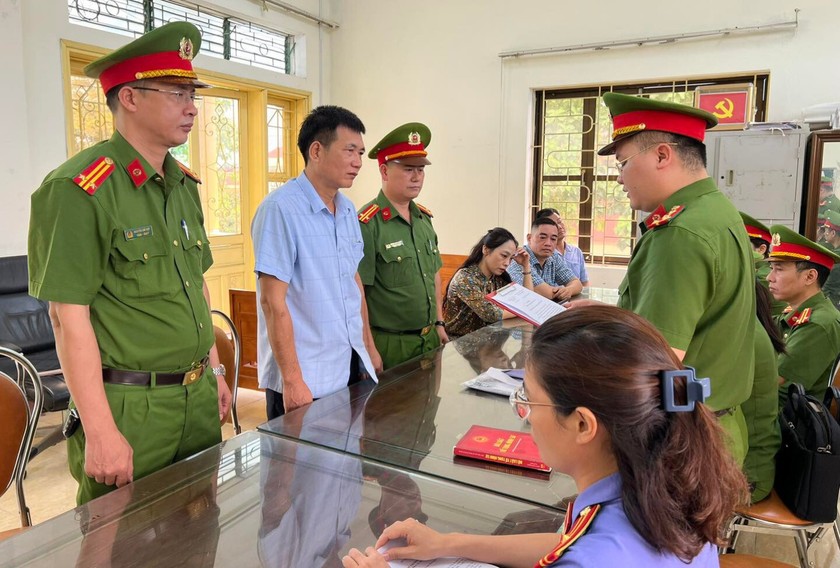 Khởi tố nguyên Phó Chủ tịch xã lập khống hồ sơ cấp 'sổ đỏ' cho vợ