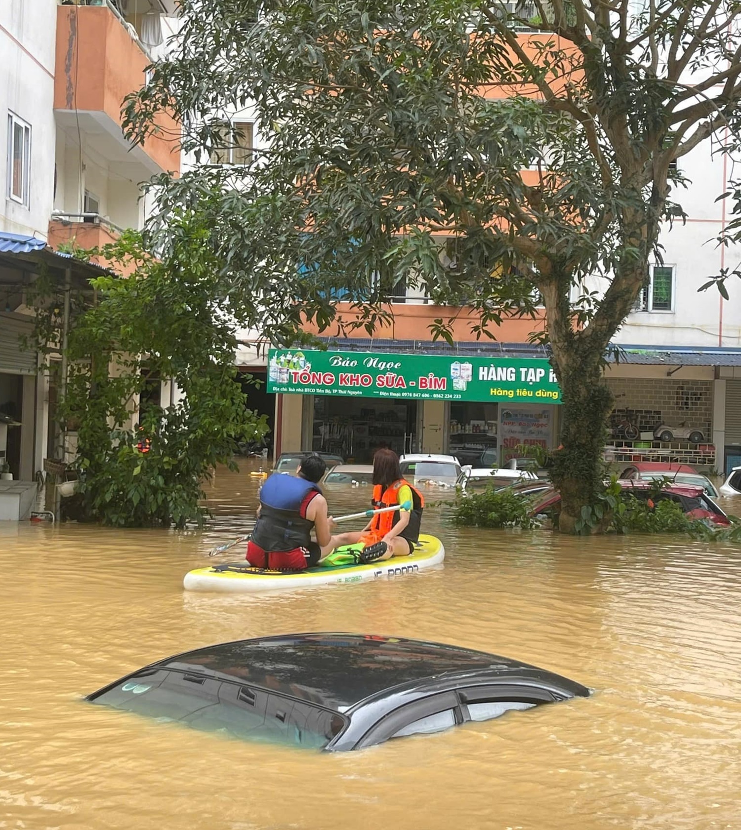 Hàng nghìn người Thái Nguyên cầu cứu trong nước lũ