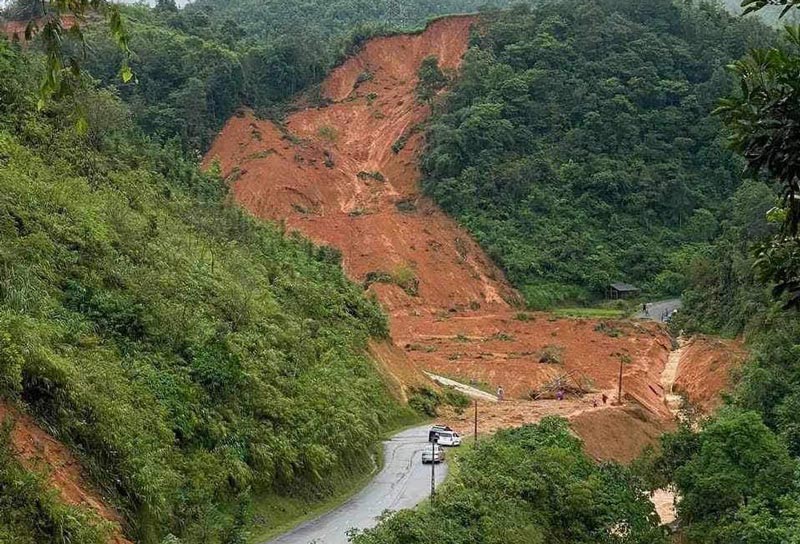 Tìm thấy thi thể 4 nạn nhân vụ xe khách bị sạt lở ở Cao Bằng