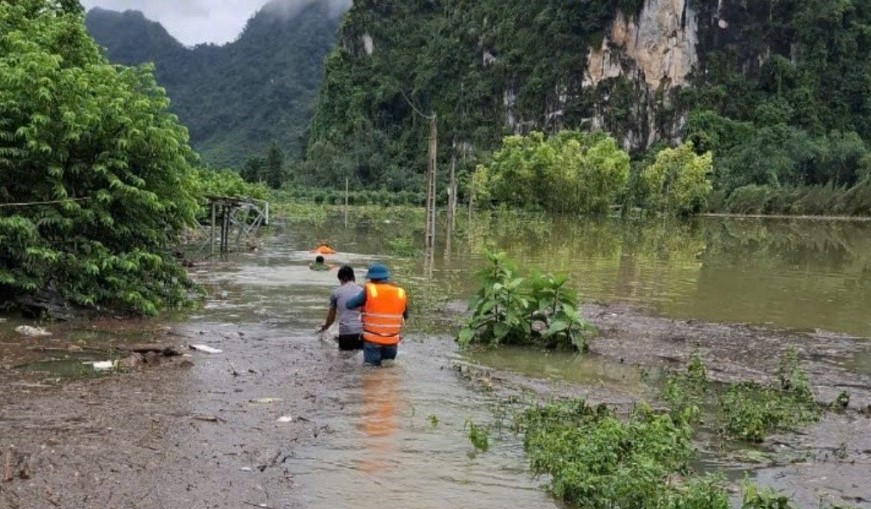 Bơi, dùng thuyền nan vượt lũ đưa người phụ nữ bị ngất đi cấp cứu