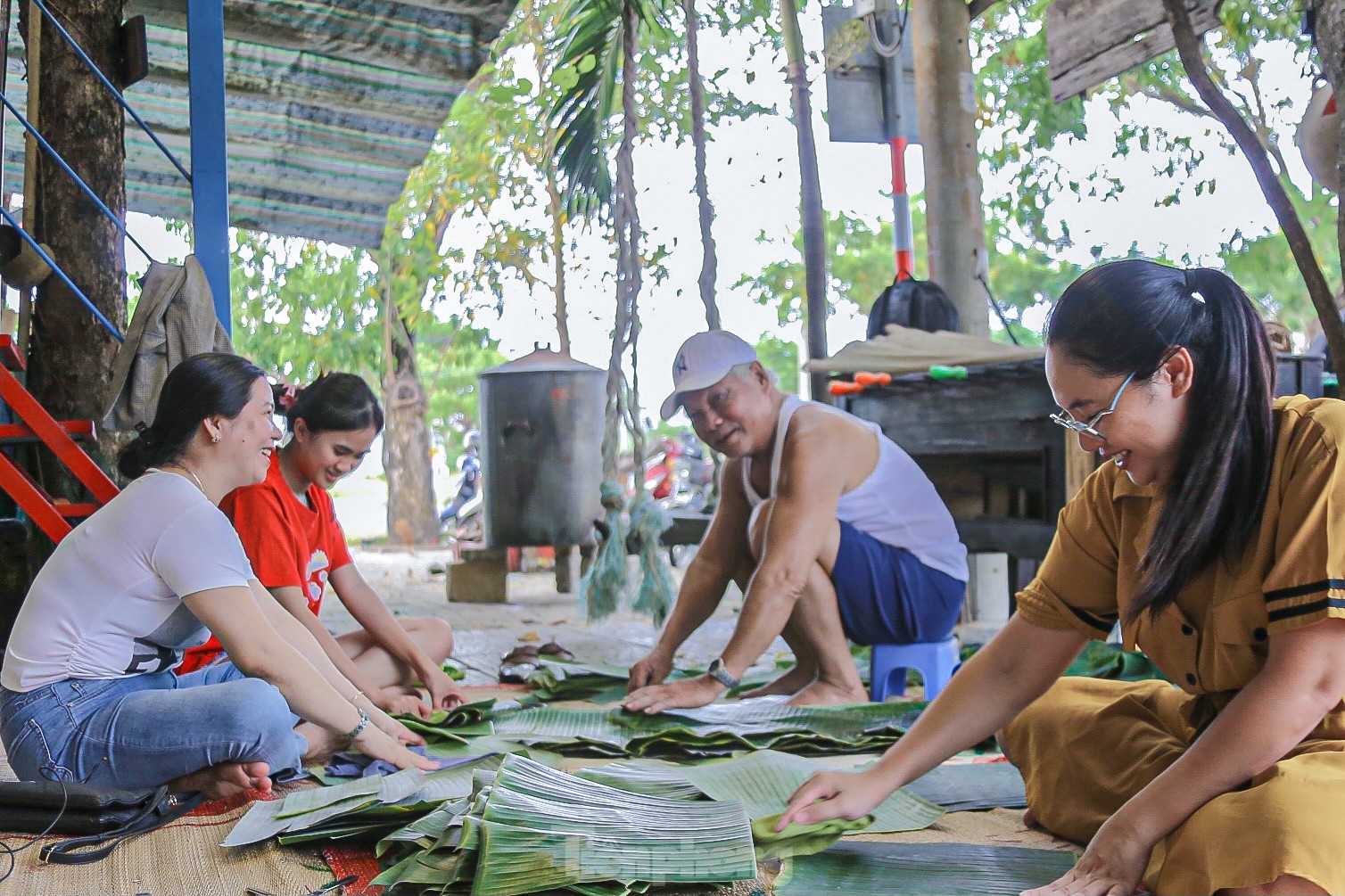 Người dân Đà Nẵng nấu bánh chưng xuyên đêm ủng hộ vùng lũ miền Bắc