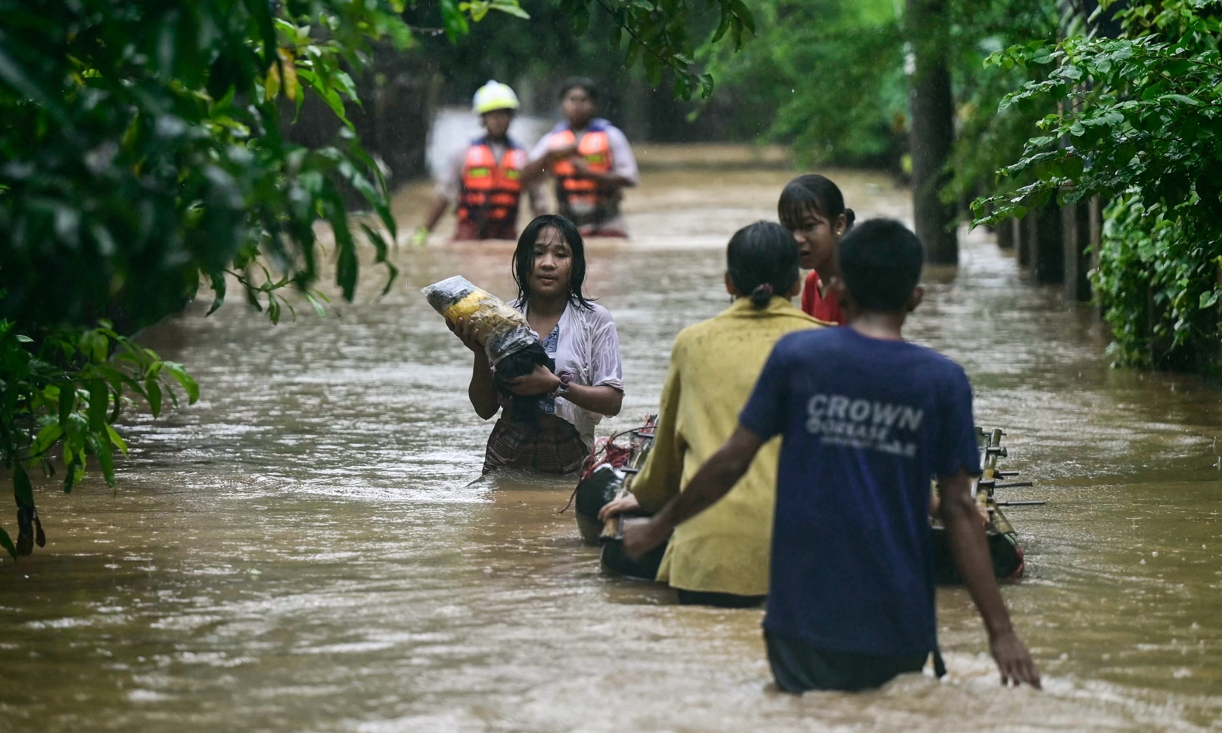 Người Myanmar chật vật trong nước lũ