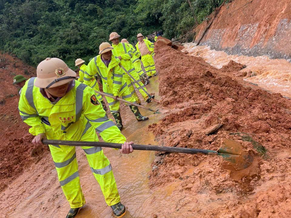 Cục CSGT cắt cử lực lượng tham gia tìm kiếm nạn nhân mất tích trong vụ sạt lở ở Cao Bằng