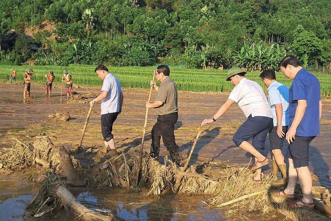 Thủ tướng Phạm Minh Chính tới hiện trường lở núi ở Lào Cai