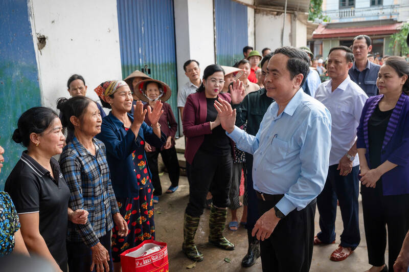 Chủ tịch Quốc hội kiểm tra công tác khắc phục hậu quả mưa lũ ở Thái Nguyên