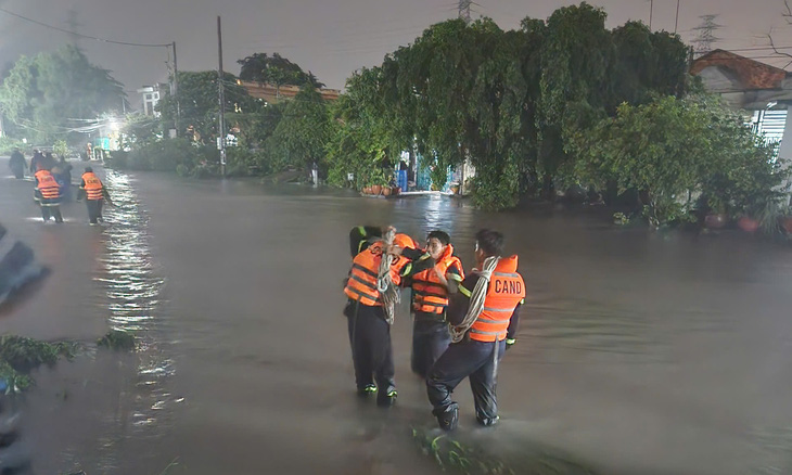 Người phụ nữ tử vong khi bị nước cuốn cùng ô tô bán tải