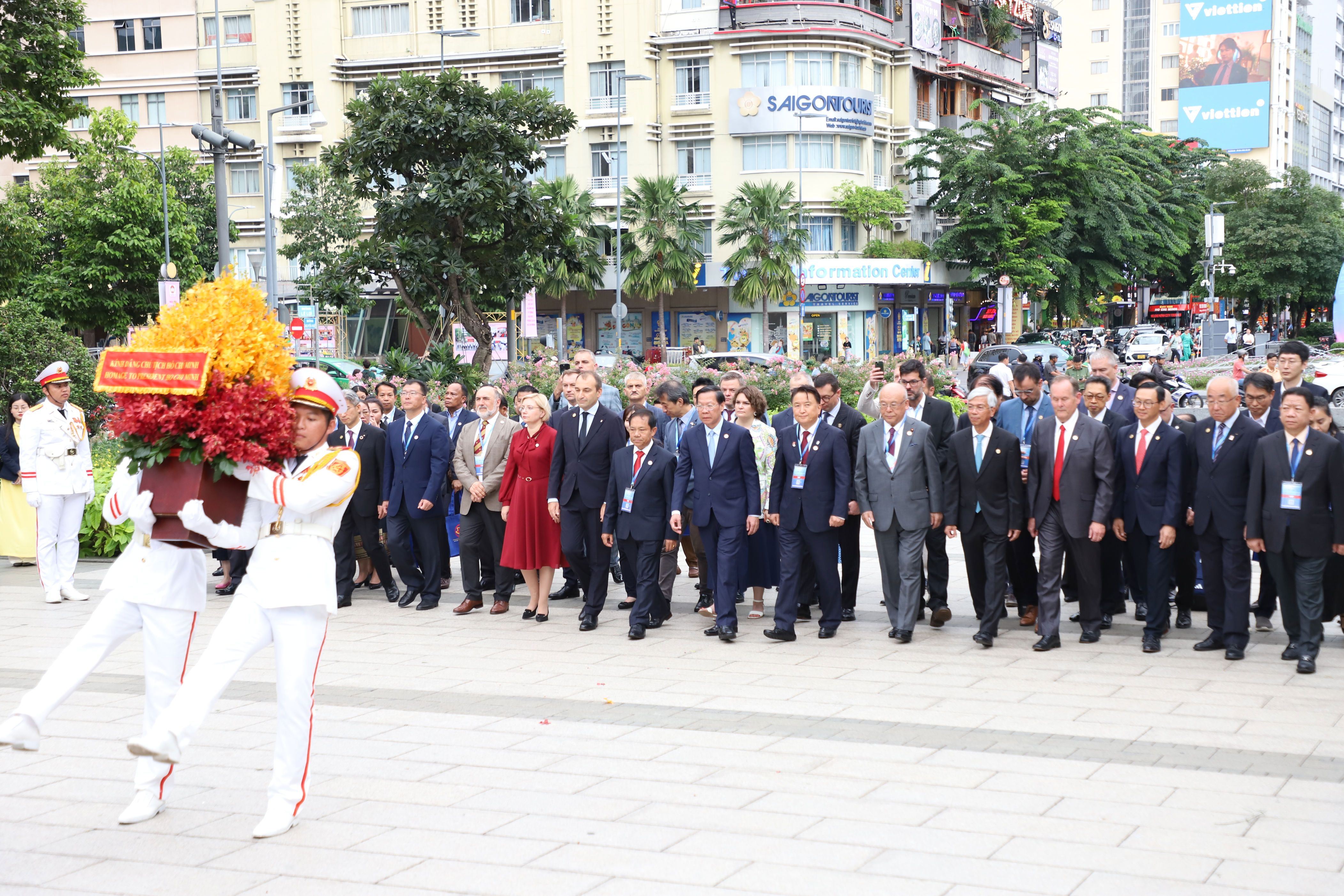 Đoàn đại biểu Trung ương, TPHCM và quốc tế dâng hoa tưởng niệm Chủ tịch Hồ Chí Minh