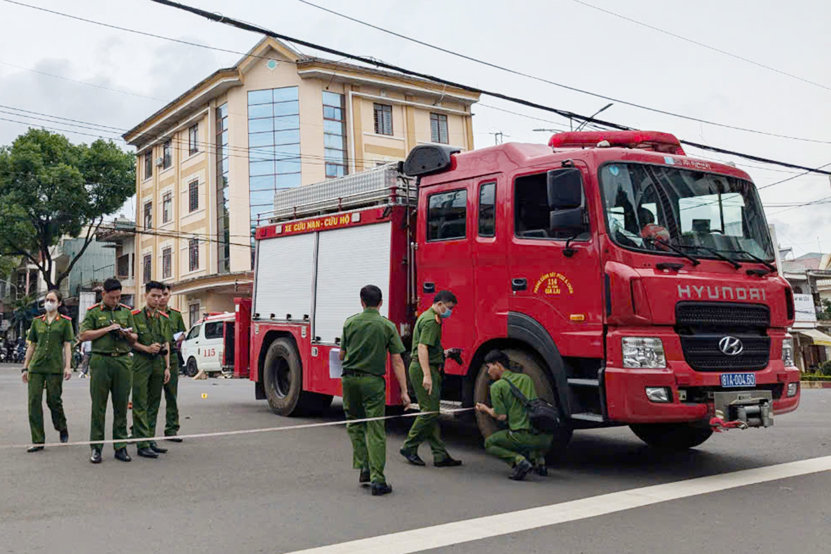 Ôtô chữa cháy va chạm xe máy, nam thanh niên tử vong