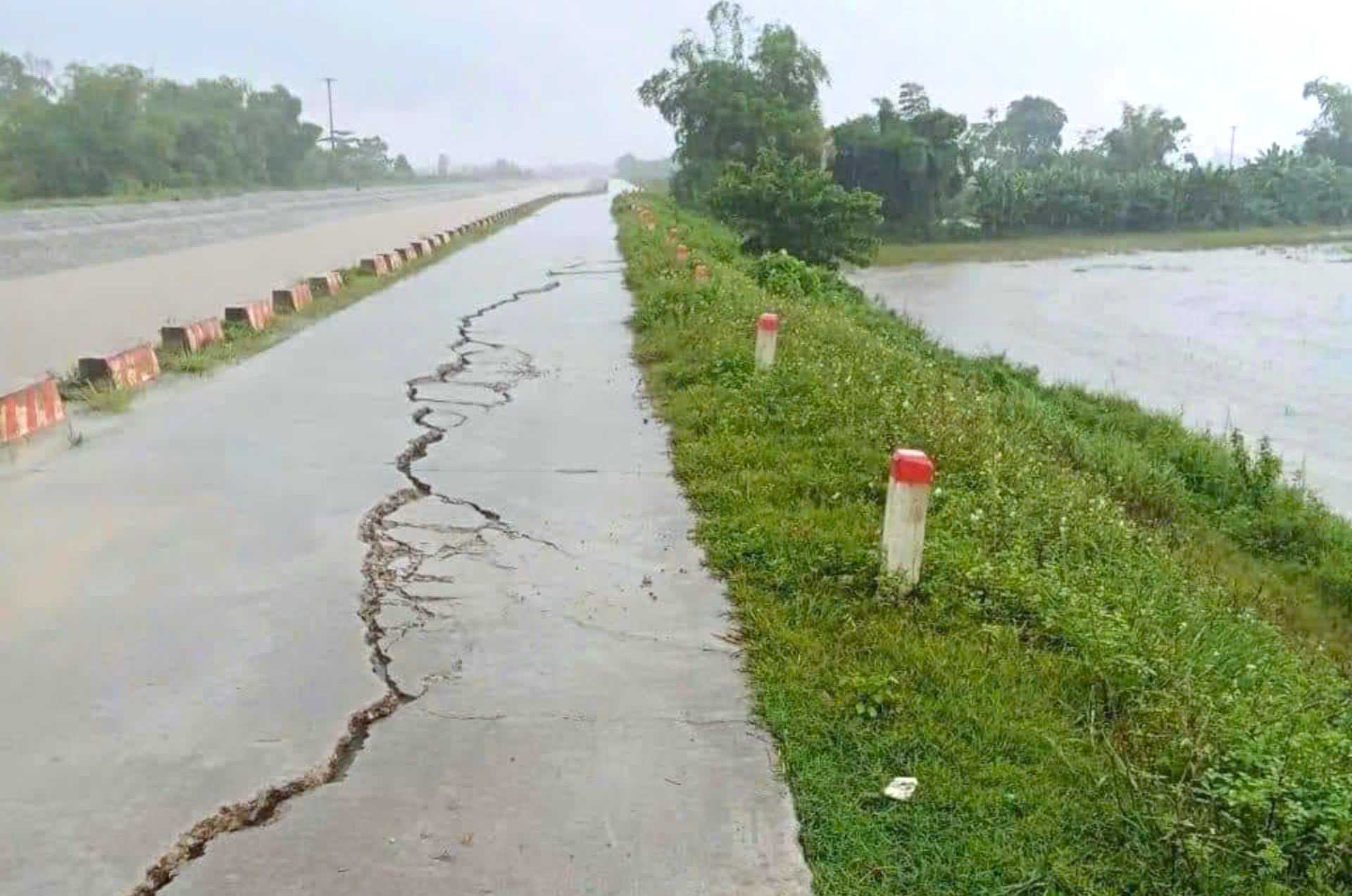 Bờ kênh trăm tỉ chưa hết bảo hành bị sụt lún nghiêm trọng