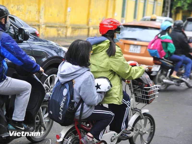 Công an Hà Nội xử lý hàng loạt học sinh không đội mũ bảo hiểm