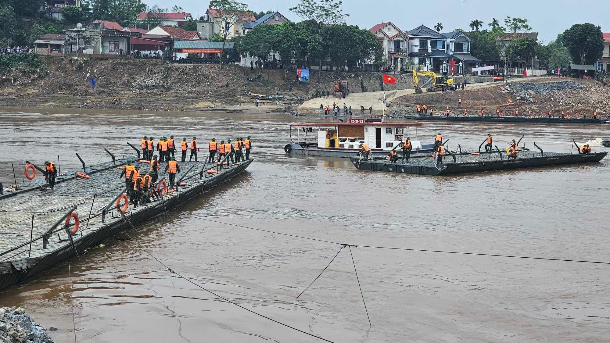 Lắp cầu phao gần cầu Phong Châu bị sập