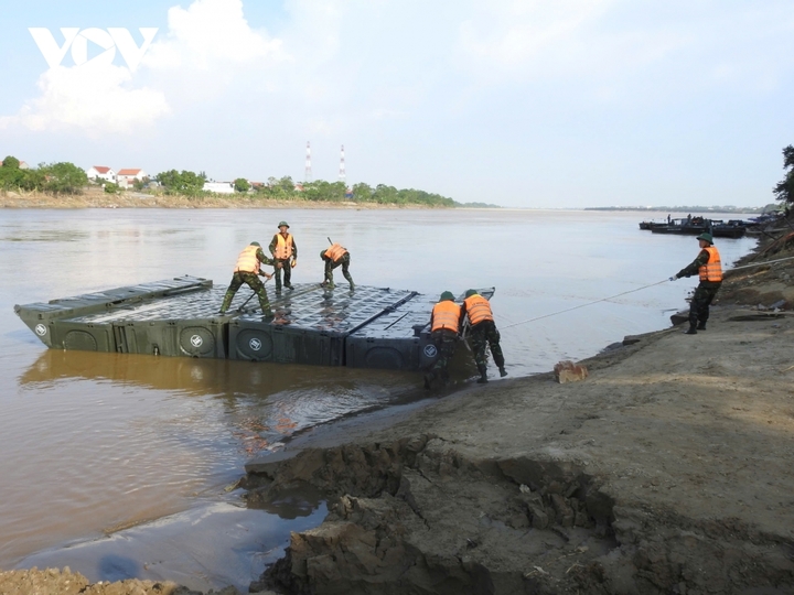 Bộ đội công binh bắc cầu phao Phong Châu vượt sông Hồng