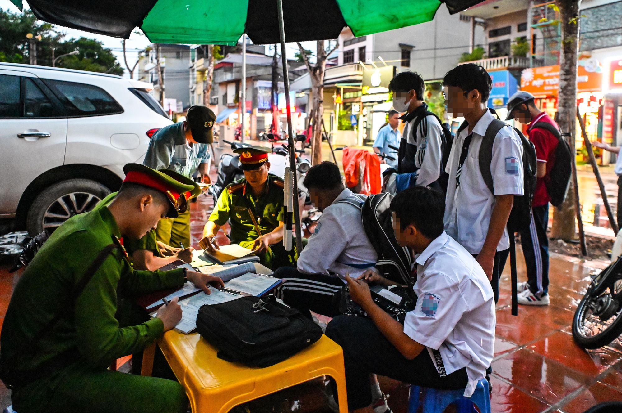 Cao điểm xử lý vi phạm giao thông với học sinh: Phụ huynh xếp hàng chờ cảnh sát lập biên bản