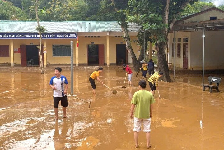 Thầy cô lội bùn dọn dẹp trường lớp