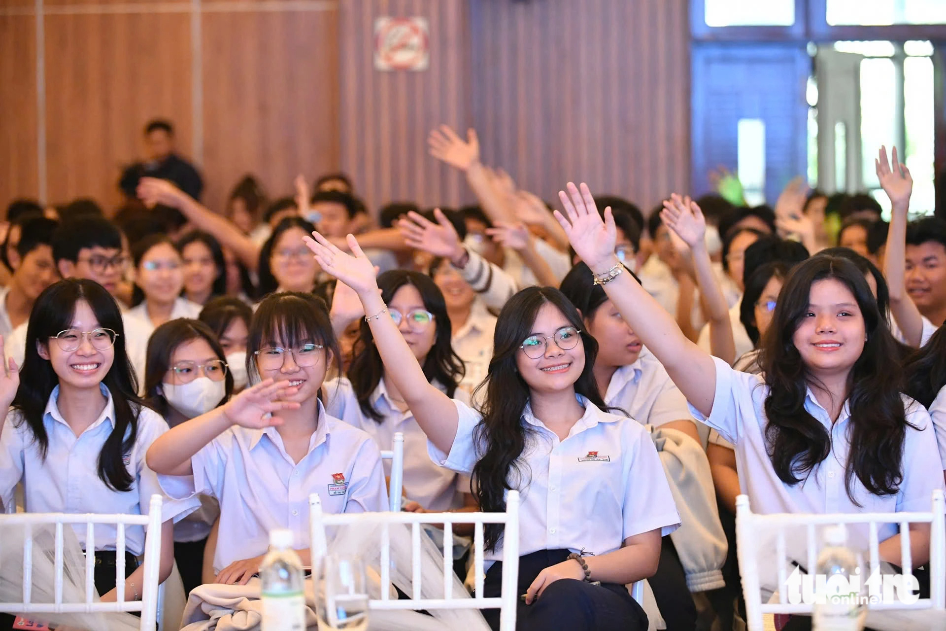 Mẹ hàng ngày nuôi cha tâm thần, nay đi 350km 'coi' con được Tiếp sức đến trường: Tui hồi hộp quá!