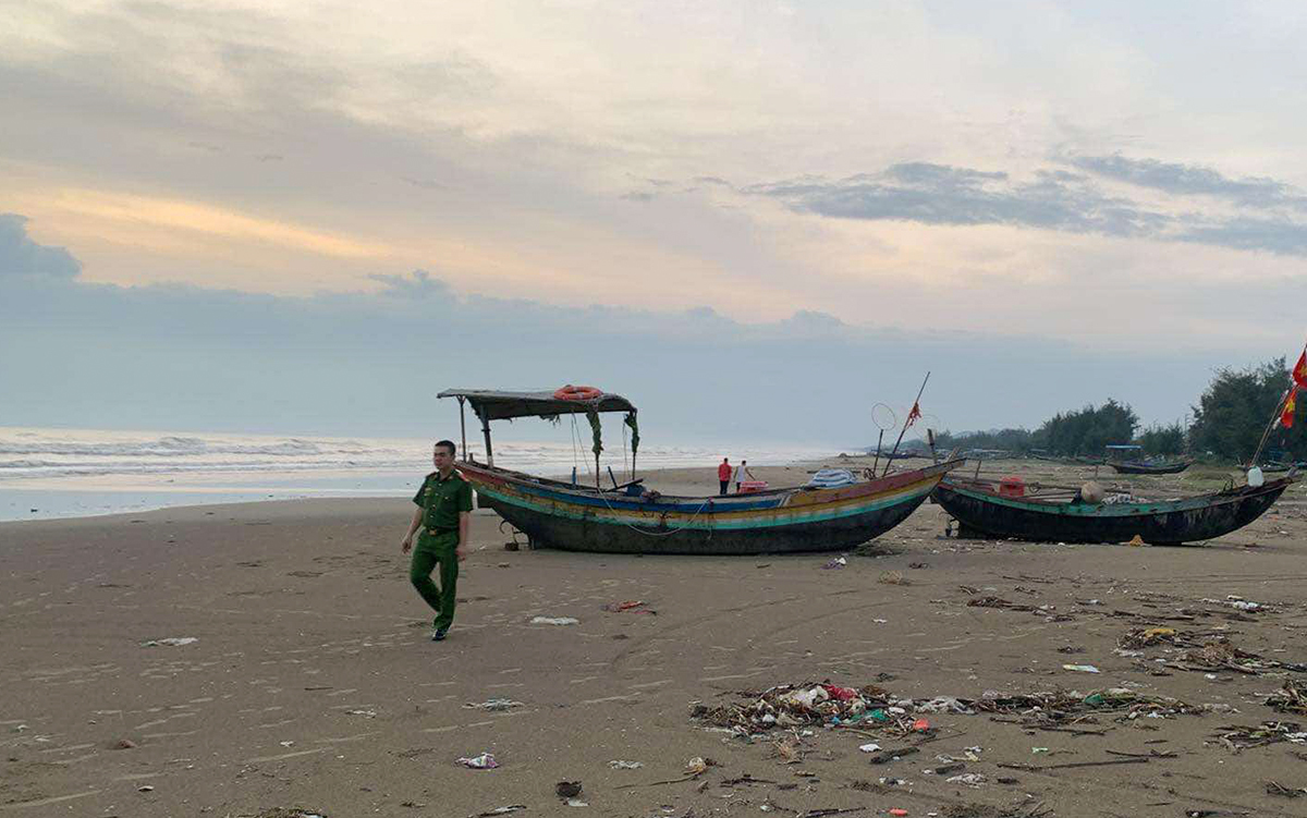 Thi thể hai nam sinh trên biển