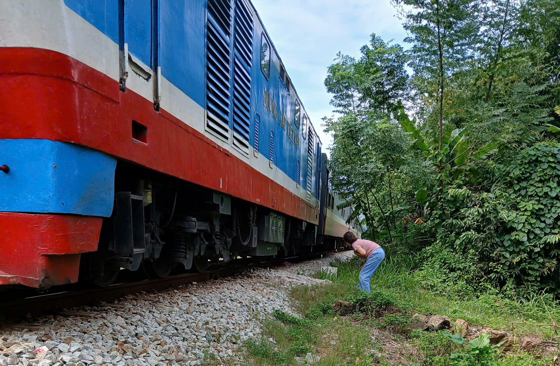 Bị tàu hỏa tông tử vong khi băng ngang đường sắt