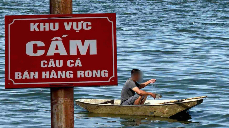 Vô tư mang thuyền đi ''săn cá'' ở Hồ Tây