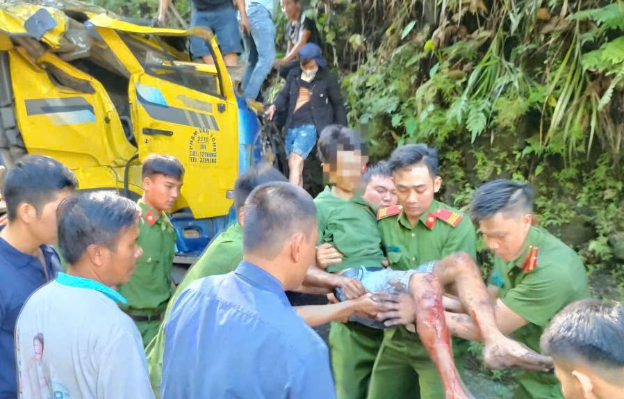 Xe tải tông ta luy, 2 người thương vong