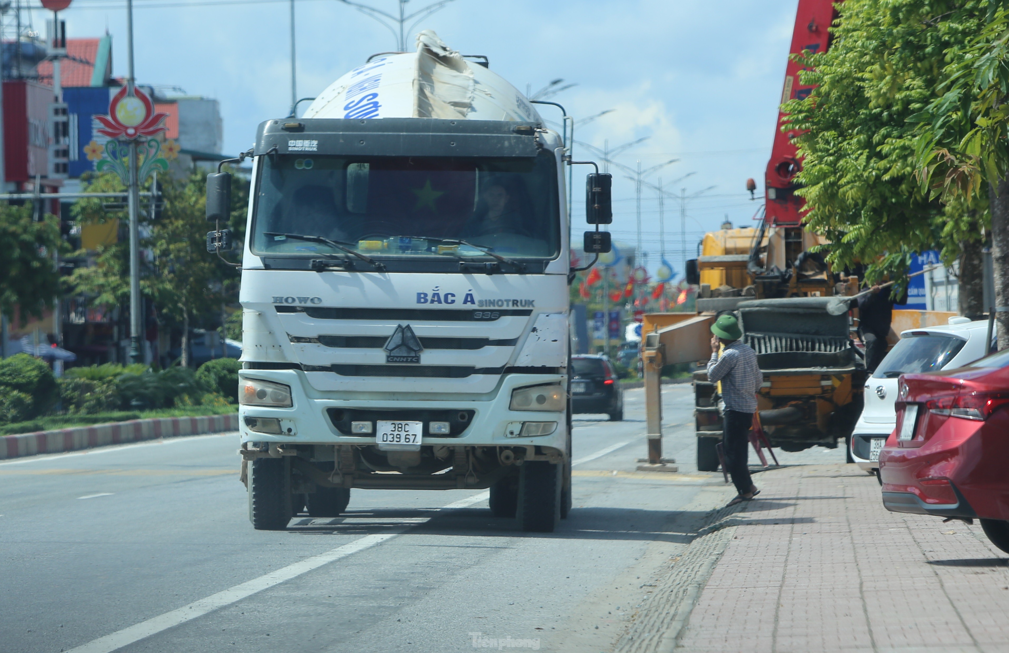 Xe bồn 'vô tư' đi ngược chiều trên Quốc lộ 1A qua Hà Tĩnh