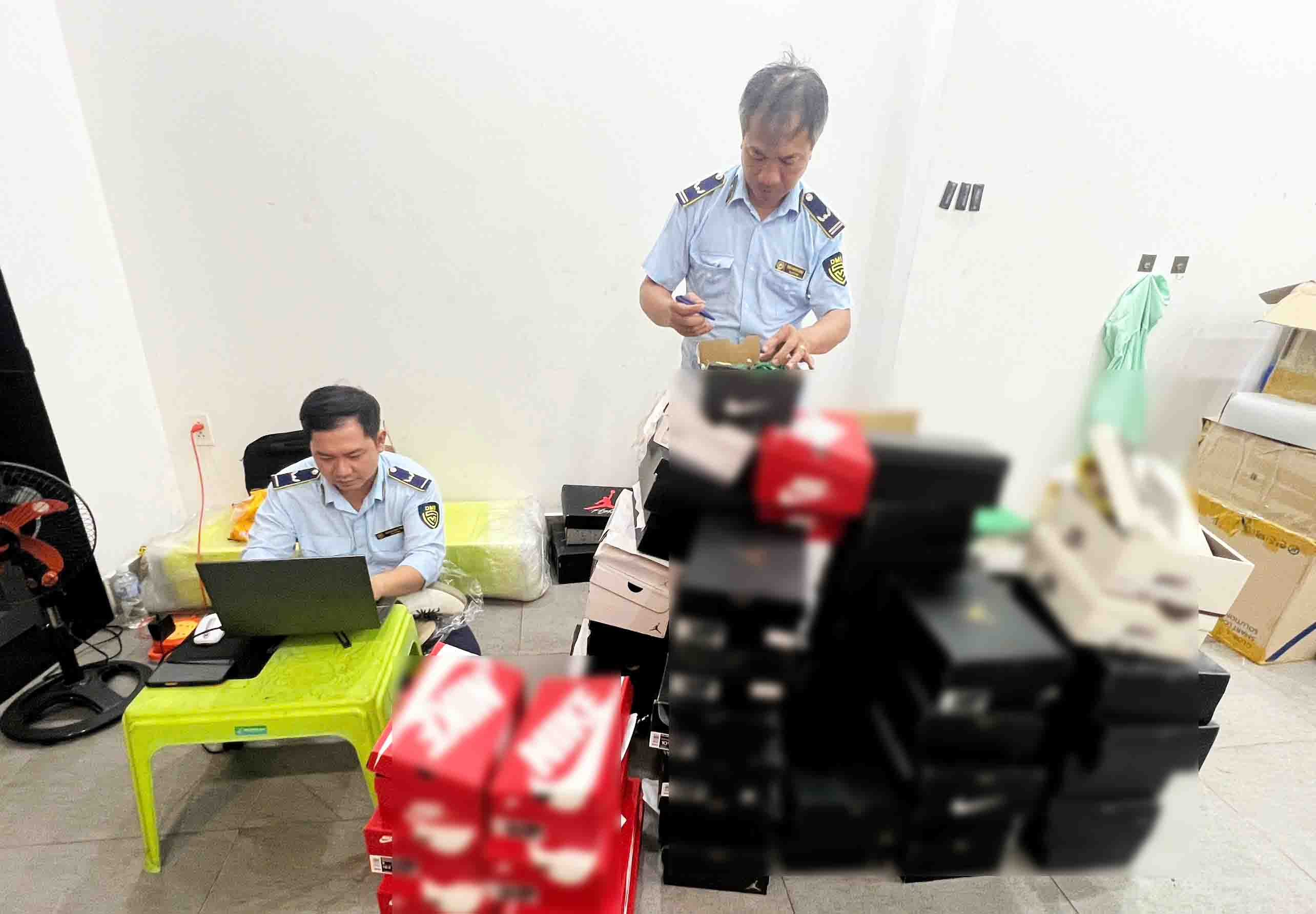 TPHCM phát hiện nhiều thực phẩm và hàng hóa không rõ nguồn gốc